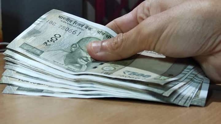 इस स्कीम के जरिए आप घर बैठे ही हर महीने 20,500 रुपये कमा सकते हैं. और इसके लिए आपको अलग से कुछ भी नहीं करना होगा. आपको बता दें इस स्कीम में अगर आप 30 लख रुपए निवेश करते हैं. तो आपको 8.2% सालाना के ब्याज से साल भर में 2,46,000 रुपये मिलेंगे.