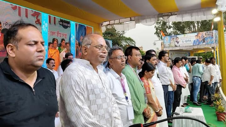 তাঁর সাফ দাবি, তিনি কোনও রাজনৈতিক ব্যক্তিত্ব নন, পাবলিক ফিগার মাত্র।