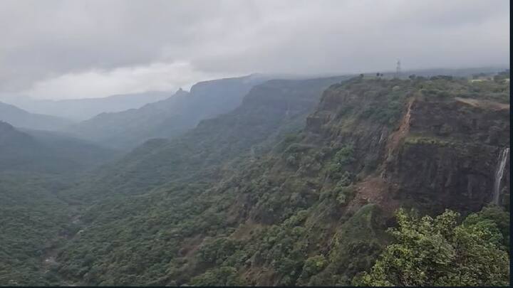 हिरवाईसह धबधब्यांचं सुंदर दृश्य पाहण्यासाठी पर्यटकांची पावले या भागात वळली आहेत.