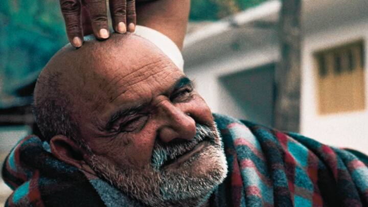 कैंची धाम के पुजारी बताते हैं कि अगर घर में कोई व्यक्ति बीमार है तो उसे श्रद्धा भाव से बाबा को कंबल अर्पित करना चाहिए. ऐसा करने से रोगी को रोग से छुटकारा मिल जाता है. कंबल चढ़ाने के बाद श्रद्धालु इसे घर में पवित्र जगह पर रखते हैं.