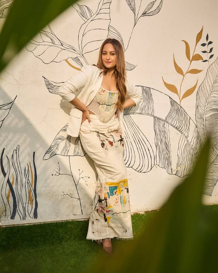 अब एक्ट्रेस जल्द ही फिल्म ‘निकिता रॉय’ में नजर आने वाली हैं. ये फिल्म 27 जून को रिलीज होने वाली है. फिल्म का निर्देशन एक्ट्रेस के भाई कुश सिन्हा ने किया है.