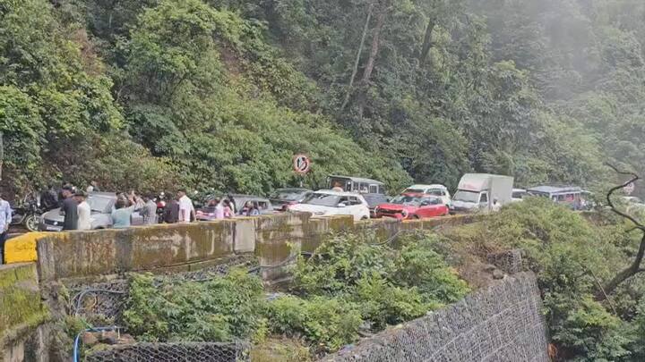 मोठ्या संख्येने पर्यटक दाखल होत असल्याने वाहतूककोंडी देखील होत आहे.