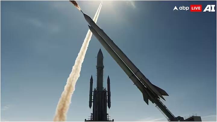 Missile GK: રશિયા પાસે વિશ્વની સૌથી લાંબી મિસાઇલ છે. રશિયાની RS-28 SARMAT લંબાઈની દ્રષ્ટિએ વિશ્વની સૌથી લાંબી મિસાઇલ છે. તેની લંબાઈ 35.5 મીટર છે