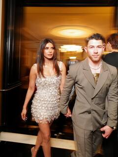 पति  Nick Jonas की बाहों में रोमांटिक हुईं Priyanka Chopra, शॉर्ट ड्रेस में दिखा कातिलाना लुक