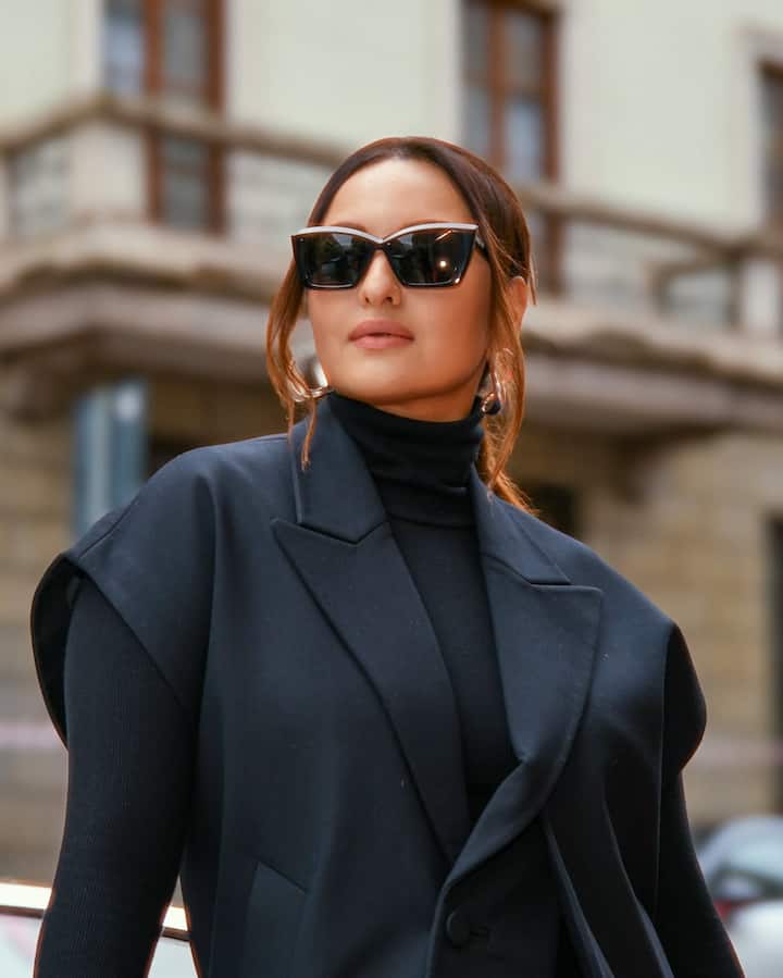 Sonakshi's controversy with Mukesh Khanna - After this the actress came into controversy when actor Mukesh Khanna taunted Sonakshi Sinha. On this, the father of the actress gave a befitting reply to Mukesh Khanna. Then the actor said, I consider Shatru ji a lot. I just took the name of Sonakshi as an example.