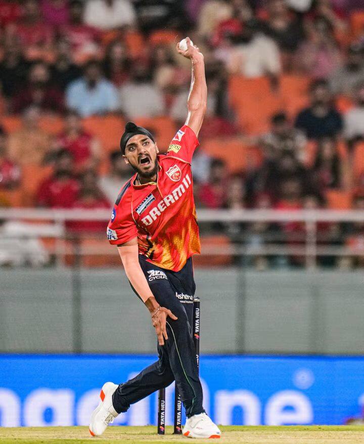 पंजाबचा वेगवान गोलंदाज अर्शदीप सिंगने या वर्षी शानदार गोलंदाजी केली आहे. तो पंजाबचा सर्वात यशस्वी गोलंदाज ठरला आहे. अर्शदीप सिंगने आतापर्यंत 18 विकेट्स घेतल्या आहेत.