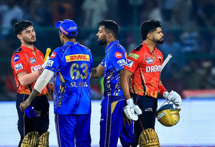 पंजाब और मुंबई के बीच मैच में अगर बारिश नहीं रुकती है और मैच रद्द हो जाता है तो, पंजाब फाइनल में प्रवेश कर लेगी. आईपीएल के नियमों के मुताबिक जो भी टीम प्वाइंट्स टेबल पर ऊपर रहती है वो अगले राउंड के लिए क्वालीफाई कर जाती है.