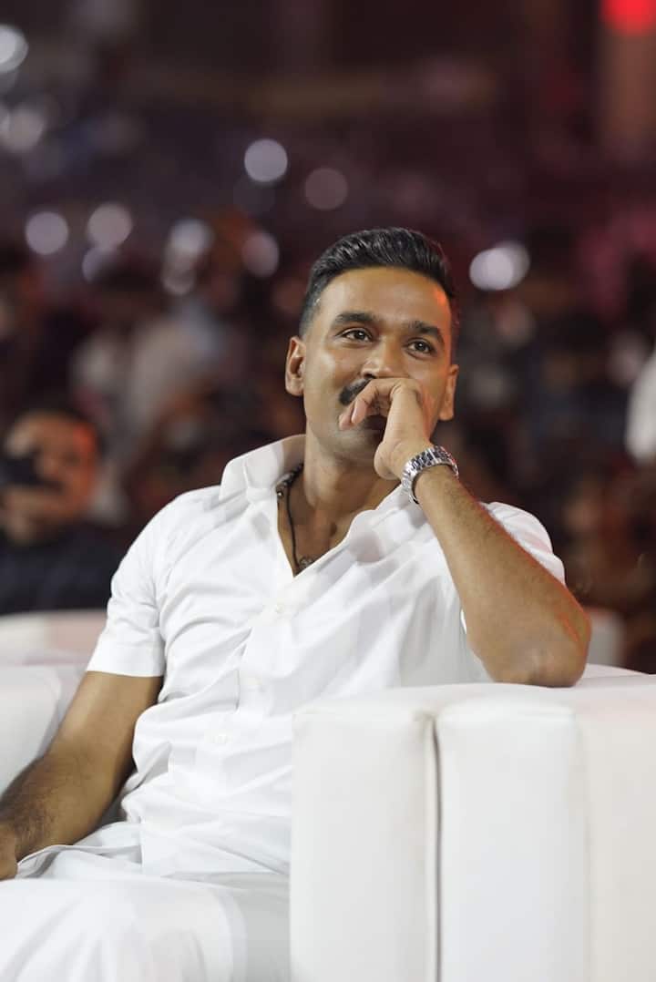 'కుబేరా'లో గెటప్కు కంప్లీట్ డిఫరెంట్ లుక్లో ఆడియో లాంచ్కు విచ్చేశారు ధనుష్. ఆయనకు ఫ్యాన్స్ నుంచి గ్రాండ్ వెల్కమ్ లభించింది. (Image Courtesy: KuberaaTheMovie / X.COM)