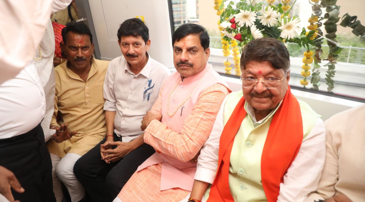 नई-नवेली इंदौर मेट्रो में सफर करते दिखे CM मोहन यादव, पहले दिन संचालन का लिया जायजा 