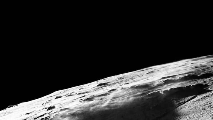 পাশাপাশি, মহাকাশে যে হারে কৃত্রিম উপগ্রহের সংখ্য়া বেড়ে চলেছে, তাতে মহাকাশে আবর্জনার পরিমাণ যেমন বাড়ছে, তেমনই রাতের আকাশে বাড়ছে আলোর দূষণ, ছড়াচ্ছে বিকিরণ। এতে পৃথিবী থেকে মহাকাশ অধ্যয়নেও বাধা সৃষ্টি করতে পারে।