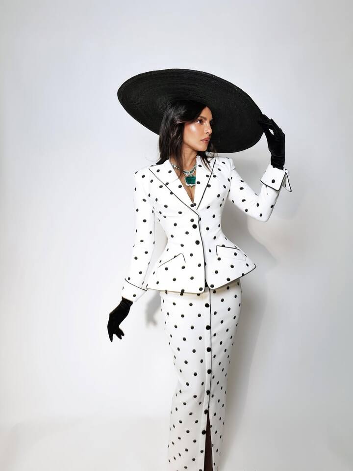 प्रियंका चोपड़ा ने कई तस्वीरें शेयर की हैं जिसमें उनकी बेटी भी नजर आ रही है. प्रियंका चोपड़ा मेट गाला 2025 में हेट और ग्लव्स पहने बेहतरीन आउटफिट में नजर आईं थी.