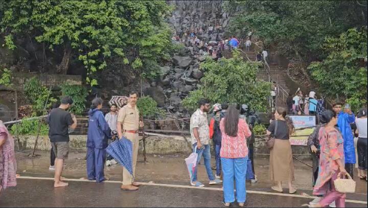 पावसाळ्यात आंबोलीतील मुख्य धबधबा परिसरात मोठ्या प्रमाणावर पर्यटकांची गर्दी पाहायला मिळते.