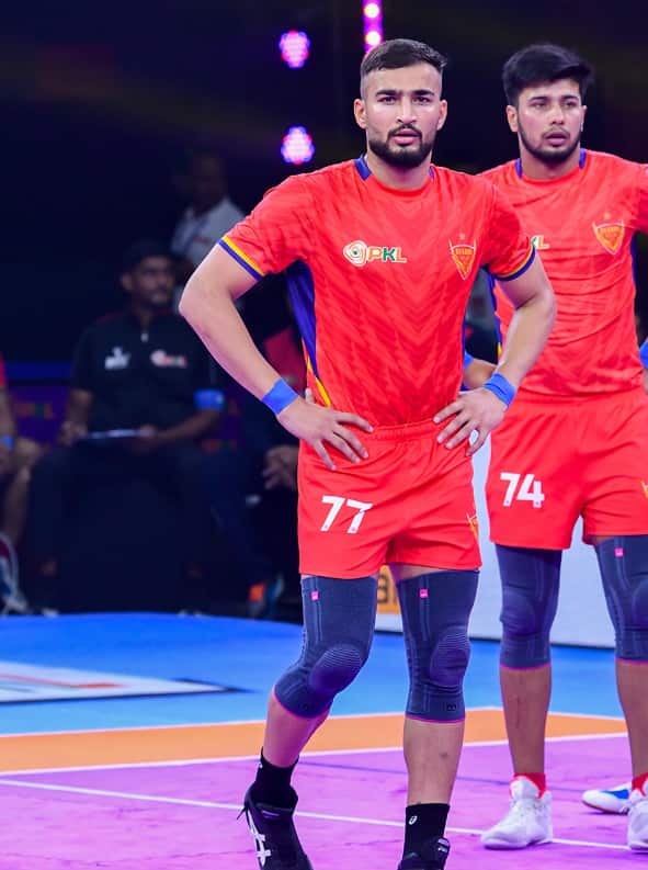 रेडर आशु मलिक को दबंग दिल्ली ने 1.9 करोड़ रुपए में अपनी टीम में शामिल किया है. जबकि ऑलराउंडर अंकित जागलान को पटना पाइरेट्स ने एफबीएम का इस्तेमाल कर 1.573 करोड़ रुपए में रिटेन किया.