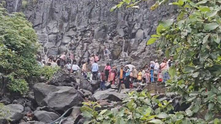 सिंधुदुर्गात मुसळधार कोसळलेल्या पावसामुळे आंबोली, नांगरतास, मांगेली, सावडाव असे अनेक धबधबे प्रवाहित झाले आहेत.