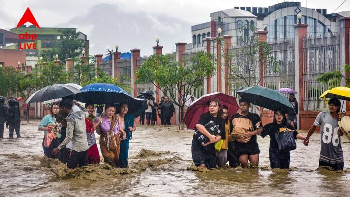 ধস নামার ফলে ভেঙে পড়েছে বাড়িঘর। নাগাড়ে বর্ষণ চলছে, তার ফলে জলে ডুবেছে একাধিক এলাকা।