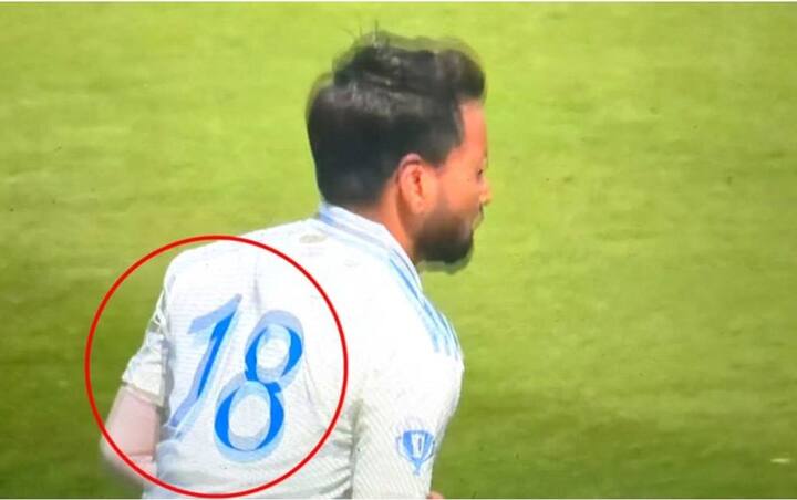 विराट कोहलीने नुकतीच कसोटी क्रिकेटमधून निवृत्ती घेतली आहे. त्याचवेळी वेगवान गोलंदाज मुकेश कुमार इंडिया अ विरुद्धच्या सामन्यात 18 क्रमांकाची जर्सी घालताना दिसत आहे.