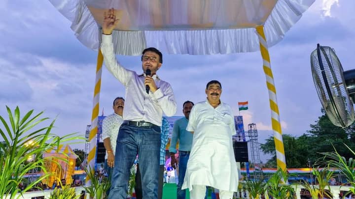 তৃণমূল নেতার সঙ্গে মঞ্চ ভাগ করায় সমালোচনায় বিদ্ধ হয়েছেন প্রাক্তন ভারতীয় অধিনায়ক।