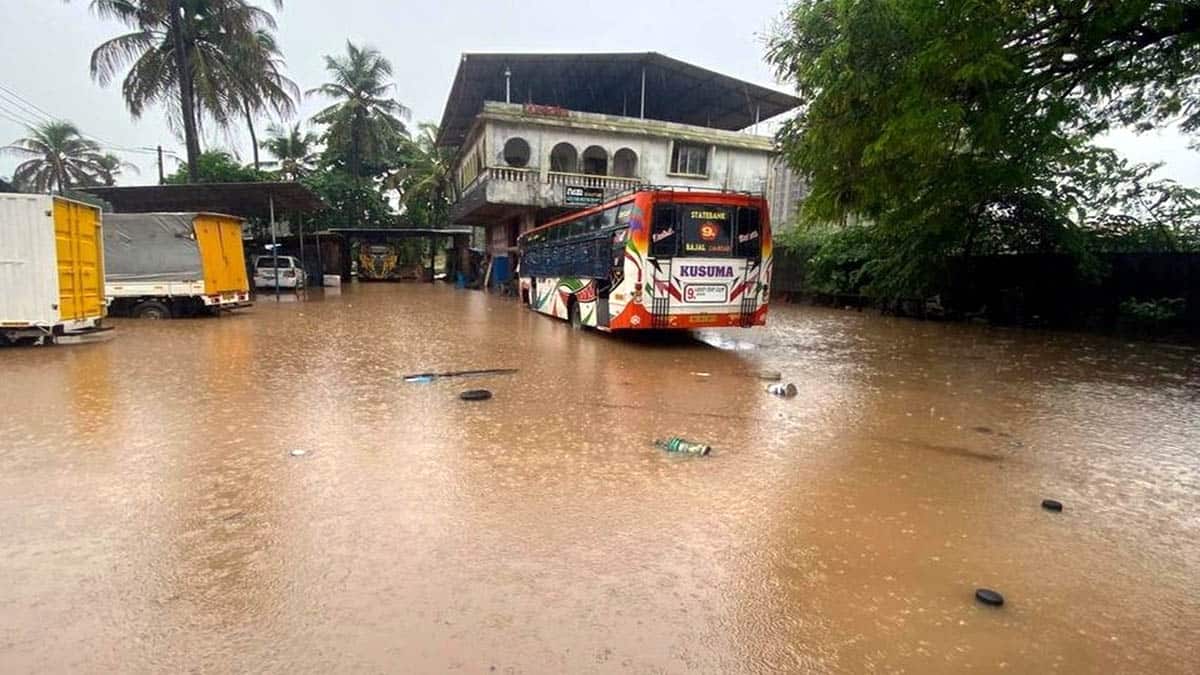 கொட்டி தீர்க்கும் தென்மேற்கு பருவமழையால் தத்தளிக்கும் கேரளா.. ஒரே நாளில் 10 பேர் உயிரிழந்த சோகம்