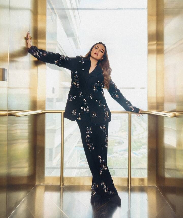 वर्कफ्रंट की बात करें तो सोनाक्षी सिन्हा आखिरी बार फिल्म ‘काकुड़ा’ में नजर आई थी. इसमें उनके साथ रितेश देशमुख और साकिब सलीम थे.