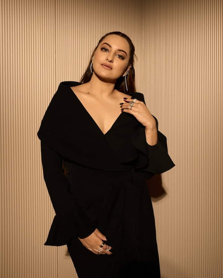 The nebhenses had shocked the actress a lot about this. Because his father Shatrughan is a great devotee of Shri Ram. The name of the bungalow in his house is Ramayana and the name of the sons is Love-Kush. It is inspired by Ramayana.