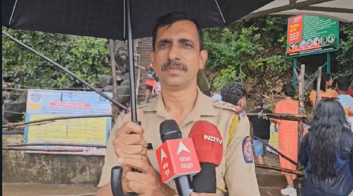 पावसामुळे अंबोली घाटात सुरु झालेल्या धबधब्यामुळे परिसरात दृश्यमानता कमी होते.