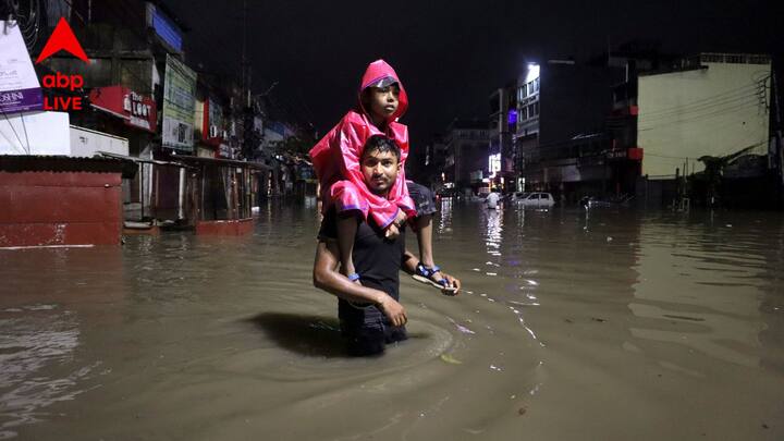 এই ঘটনা অরুণাচল প্রদেশের পূর্ব কামেং জেলায়। শুক্রবার রাতে জাতীয় সড়ক ১৩ দিয়ে বানা থেকে সেপ্পার দিকে যাচ্ছিল ওই গাড়িটি। তখনই বাড়ে বৃষ্টির তীব্রতা। রাস্তায় নামে ধস। আর ঘটে যায় দুর্ঘটনা। পরবর্তীতে উদ্ধারকারী দল ৭ জনের দেহ উদ্ধার করেছে।