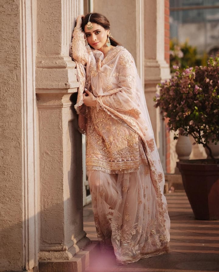 बकरीद के लिए अगर एस्थिटिक दिखना चाहती हैं तो इस तरह का व्हाइट एंड गोल्डन शरारा सूट पहन सकती हैं.