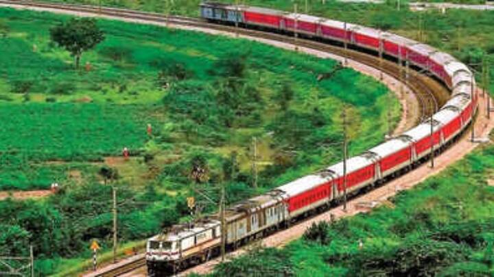 इस सब्सिडी की सालाना राशि 56,993 करोड़ रुपये है. ट्रेनों में राजधानी एक्सप्रेस खासतौर पर केएसआर बेंगलुरु राजधानी एक्सप्रेस सबसे कमाऊ ट्रेनों में से एक है.