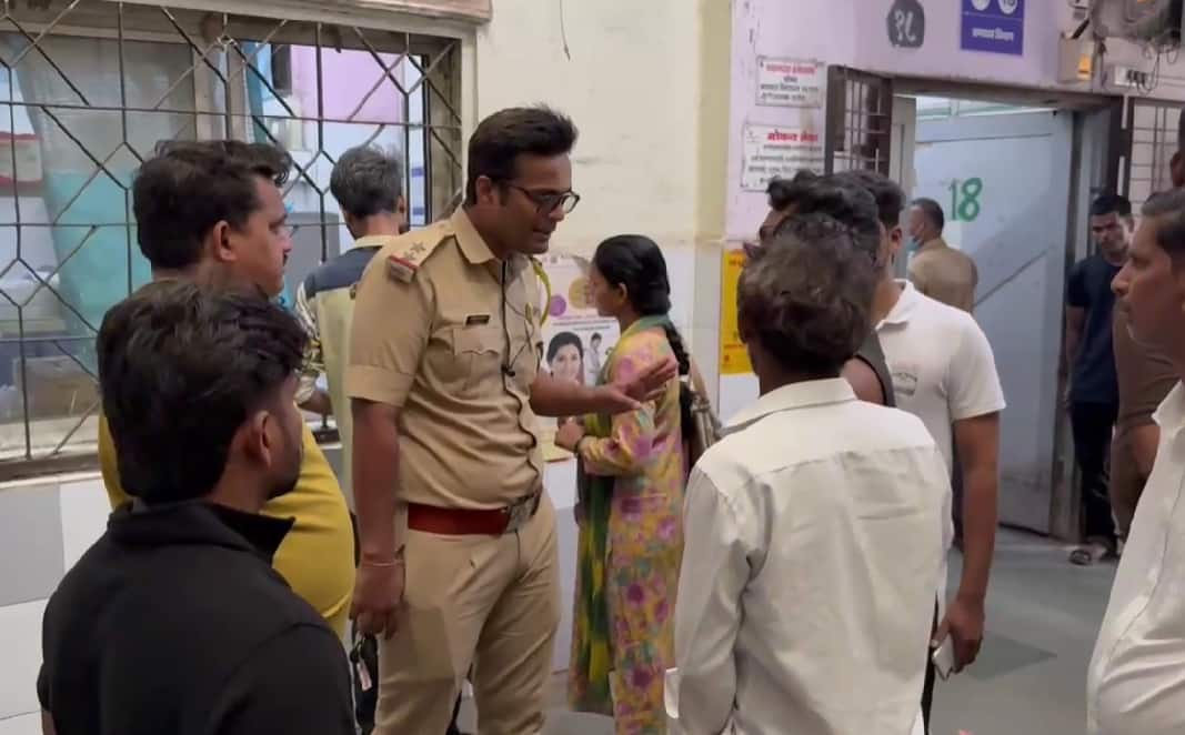 घराशेजारी शौचालय बांधले, शेजारी राहणाऱ्या तरुणांनी तलवारीनं प्राणघातक हल्ला केला, कल्याणमध्ये धक्कादायक प्रकार Kalyan crime news toilet Dispute Turns Violent Man Attacked with Sword by Neighbours in Umbarde Area घराशेजारी शौचालय बांधले, शेजारी राहणाऱ्या तरुणांनी तलवारीनं प्राणघातक हल्ला केला, कल्याणमध्ये धक्कादायक प्रकार