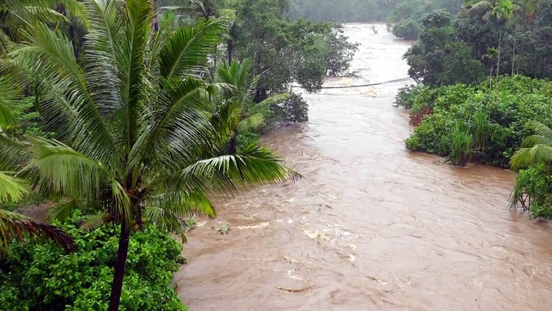 கொட்டி தீர்க்கும் தென்மேற்கு பருவமழையால் தத்தளிக்கும் கேரளா.. ஒரே நாளில் 10 பேர் உயிரிழந்த சோகம்