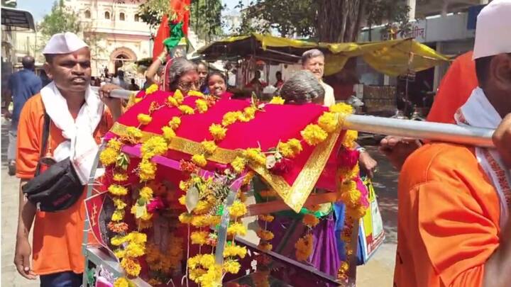 आम्ही पहिल्यांदाच विठ्ठलाच्या भेटीसाठी चालत जात आहोत, पहिल्यांदाच आम्ही पायी वारी करत आहोत, असंही या दिव्यांग वारकऱ्यांनी म्हटलं आहे.