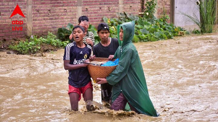 তুরা থেকে গুয়াহাটি পর্যন্ত সড়কপথে যোগাযোগ বিচ্ছিন্ন। বিপর্যস্ত হয়ে পড়েছে যান চলাচল। রাস্তায় নেমে গিয়েছে নৌকা।