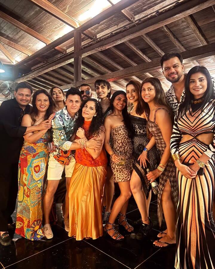 బాలయ్యతో మరోసారి డాకూ మహారాజ్ లో నటించి మరో హిట్ కొట్టింది. త్వరలో అఖండ 2 సినిమాతో రాబోతోంది..వరుస సక్సెస్ జోష్ లో ఉన్న ప్రగ్యా ఫ్రెండ్స్ తో చిల్ అవుతోంది
