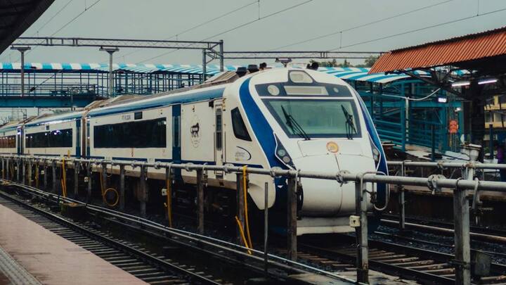 यह ट्रेन नई दिल्ली से बेंगलुरु से जोड़ती है. साल 2022-23 में इस ट्रेन ने सबसे ज्यादा मुनाफा कमाया है. इस ट्रेन 1,760.67 करोड़ रुपये कमाए.