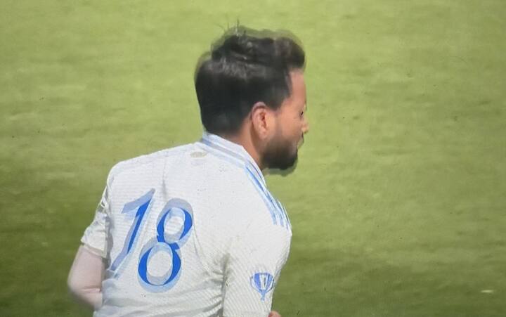 मुकेश कुमारने 18 नंबरची जर्सी घातल्याने नेटकरी बीसीसीआयवर चांगलेच संतापल्याचे दिसून आले.