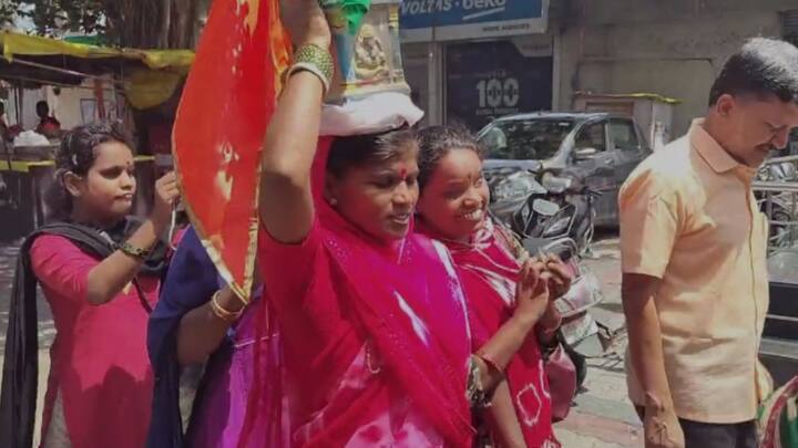 विठ्ठलाचं नामस्मरण करत हे सर्वजण टाळ वाजवत, हरिनामाच्या जयघोषात पायी पंढरपुरकडे निघाले आहेत.