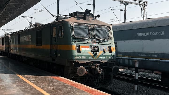 दिल्ली के हजरत निजामुद्दीन स्टेशन से बेंगलुरु सिटी जंक्शन के बीच इस ट्रेन ने 5,09,510 यात्रियों को गंतव्य तक पहुंचाया है.