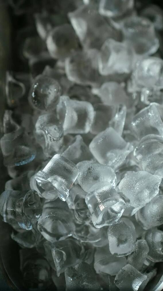 মুখে বয়সের ছাপ পড়বে না, রূপচর্চায় রাখুন এক কুচি বরফ