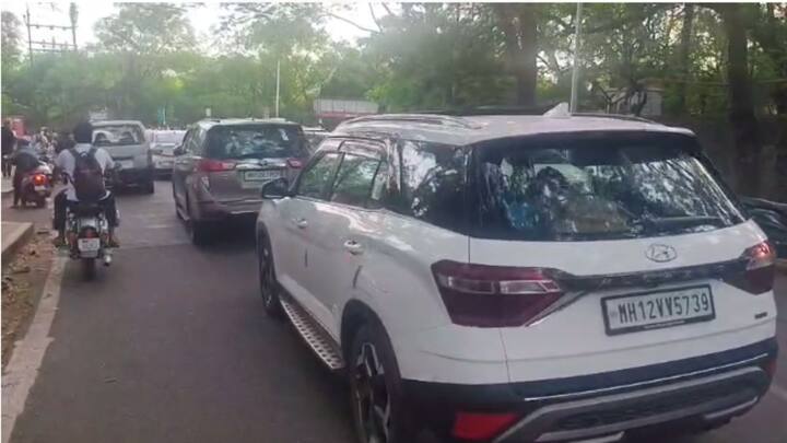 पुणे पोलीसांच्या मनमानी कारभारामुळे पुण्यातील पाषाण, बाणेर , शिवाजीनगर , बावधन भागातील रस्ते पहाटे साडे चार वाजल्यापासून बंद ठेवण्यात आले आहेत.