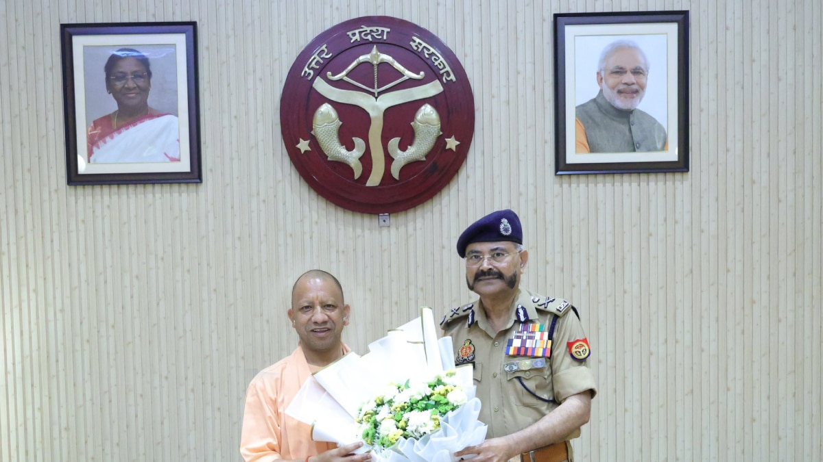 यूपी के पूर्व DGP प्रशांत कुमार का भावुक पोस्ट- ‘अब मेरे कंधे पर सितारे नहीं होंगे लेकिन..’