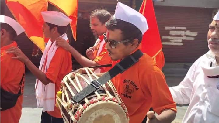 दिव्यांग वारकरी संत सूरदास महाराज दिव्यांग वारकऱ्यांचा पायी पालखी सोहळा घेऊन पंढरपूरसाठी निघाले आहेत.