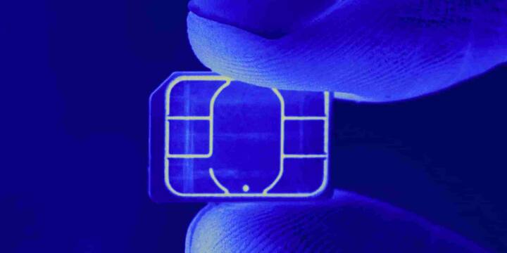 Google Authenticator या Microsoft Authenticator जैसे ऐप्स ज्यादा सुरक्षित होते हैं. Passkey और बायोमेट्रिक सुरक्षा अपनाएं. अपने फोन में फिंगरप्रिंट, फेस लॉक या मजबूत पासवर्ड से सुरक्षा बढ़ाएं. अगर अचानक सिग्नल चला जाए तो सतर्क हो जाएं