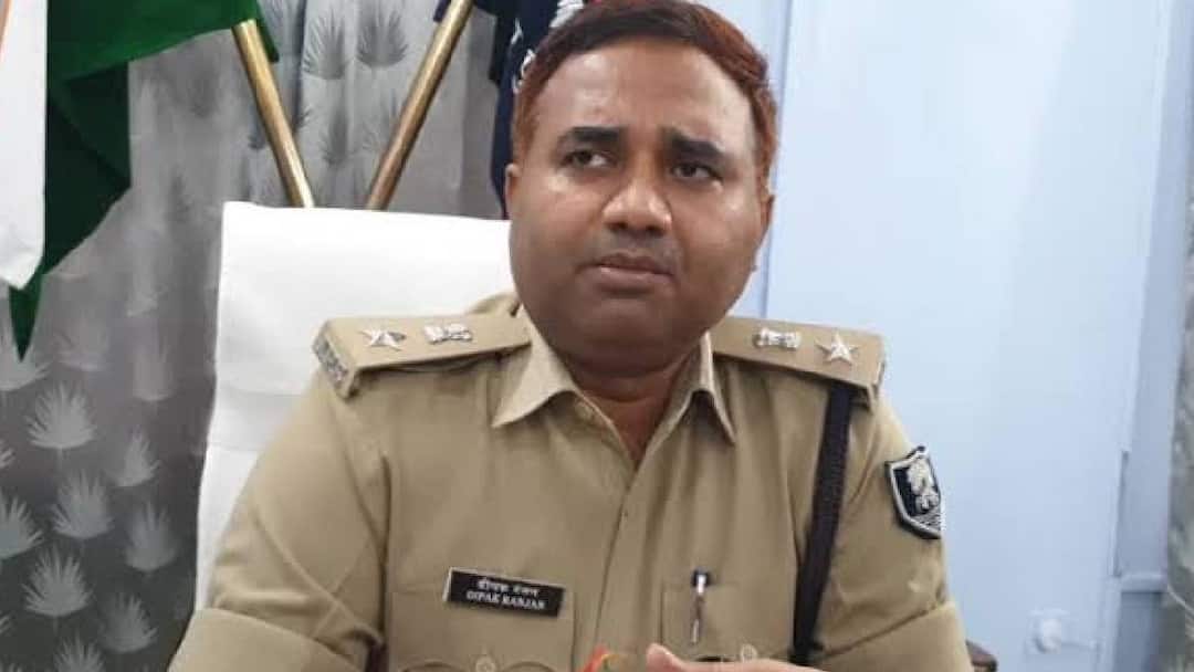 रात में फ्रेश होने गाड़ी से उतरे IPS को छोड़ गए ड्राइवर और बॉडीगार्ड, 1.5 km पैदल चलकर पहुंचे थाने Patna IPS deepak ranjan Reached police station on foot after leaving by bodyguards and driver रात में फ्रेश होने गाड़ी से उतरे IPS को छोड़ गए ड्राइवर और बॉडीगार्ड, 1.5 km पैदल चलकर पहुंचे थाने