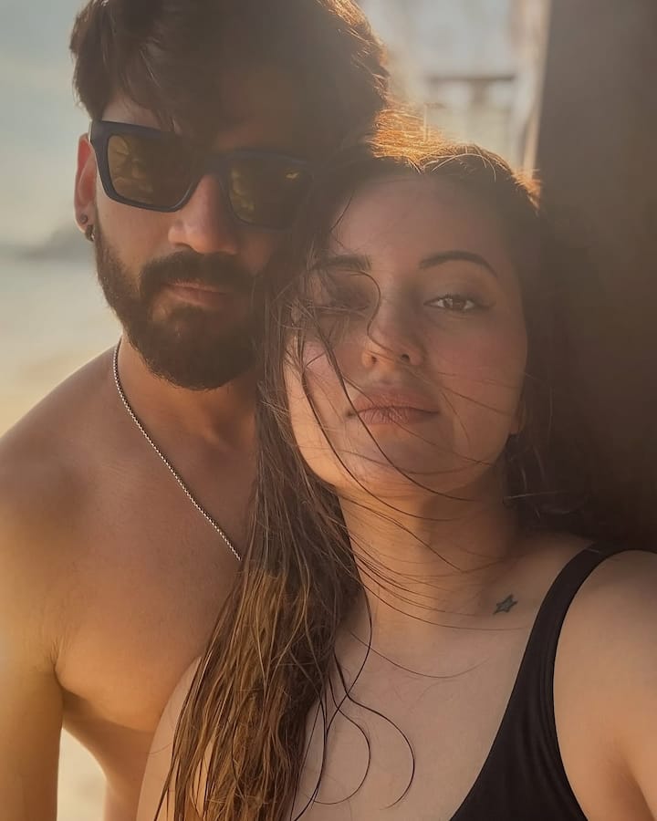 Marriage of Muslim actor with Muslim actor - Sonakshi Sinha married actor Zaheer Iqbal after nearly seven years of dating. There was a lot of ruckus in the country about this too. People had trolled Sunakshi on social media fiercely. At the same time, his entry in Bihar was also asked to stop. In this way, the actress's father Shatrughan came in support of him.