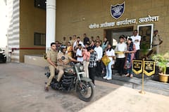 स्वप्नातली बुलेट! रिटायर्ड होणाऱ्या बापाचा संघर्ष पोरगी सहजपणे बोलून गेली अन्... माणुसकी-संवेदनेशी नातं सांगणाऱ्या अकोला अधीक्षकांच्या कृतीने डोळे पाणावले