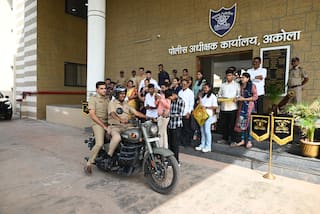 Archit Chandak : स्वप्नातली बुलेट! रिटायर्ड होणाऱ्या बापाचा संघर्ष पोरगी सहजपणे बोलून गेली अन्... माणुसकी-संवेदनेशी नातं सांगणाऱ्या अकोला अधीक्षकांच्या कृतीने डोळे पाणावले