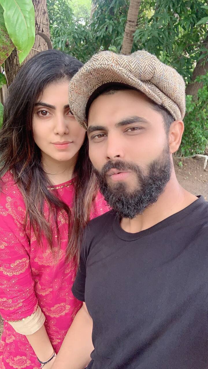 रिवाबा गुजरात के जामनगर नॉर्थ सीट से भाजपा की विधायक हैं. रिवाबा का जन्म 5 सितंबर को गुजरात में हुआ था. उनके पिता हरदेव सोलंकी एक बिजनेसमैन हैं. वहीं उनकी मां प्रफुल्लबा सोलंकी भारतीय रेलवे में नौकरी करती थीं.