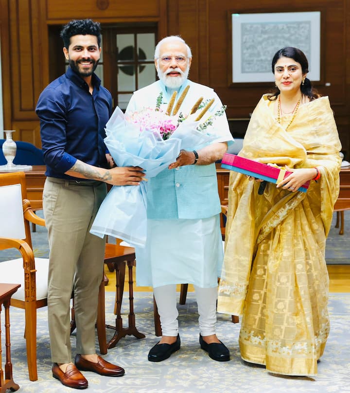 भारतीय क्रिकेटर रवींद्र जडेजा की वाइफ भारतीय जनता पार्टी की बड़ी नेता हैं. उनकी पत्नी का नाम रिवाबा जडेजा है. रिवाबा और रवींद्र जडेजा ने साल 2016 में शादी की थी. वो साल 2022 में चुनाव जीतकर विधायक बनीं थीं.