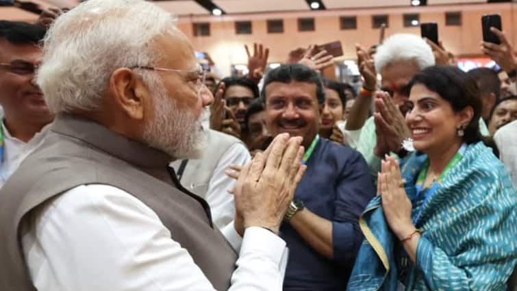 इस क्रिकेट खिलाड़ी की पत्नी बीजेपी, पीएम मोदी, स्टेप बाय स्टेप में एक महान नेता है।