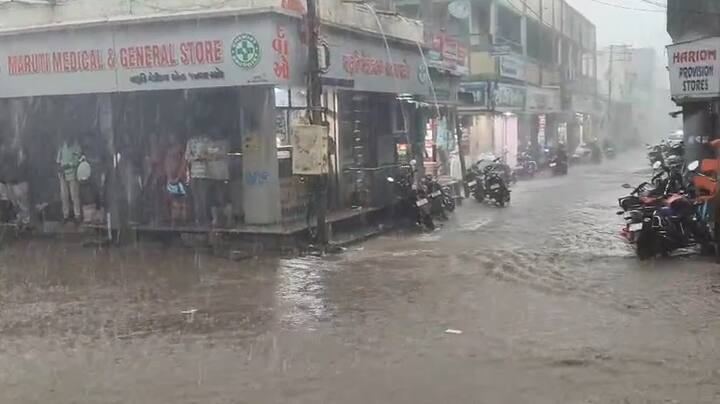 હવામાન વિભાગની આગાહી અનુસાર આજે અમરેલી, ભાવનગર, બોટાદમાં વરસાદનું અનુમાન છે. સૌરાષ્ટ્રના આ ત્રણ જિલ્લામાં ગાજવીજ સાથે મધ્યમ વરસાદનું અનુમાન છે. જ્યારે દક્ષિણ ગુજરાતમાં પણ ગાજવીજ સાથે હળવાથી મધ્યમ વરસાદની આગાહી કરવામાં આવી છે.